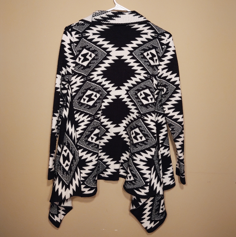 Tempo  Paris B&W Aztec Patern Open Front Cardigan